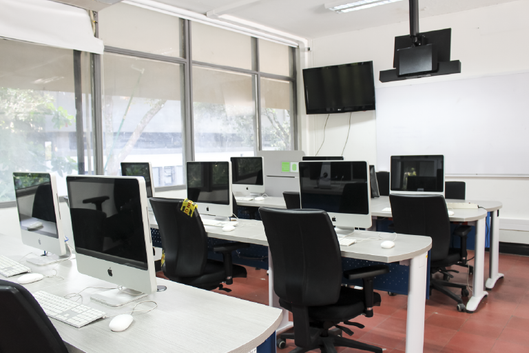 It is important for the School of Industrial Design to know the facilities that are at the service of students and the university community. Photo taken at the School of Industrial Design, general plan of one of its classrooms where several computers can be seen.