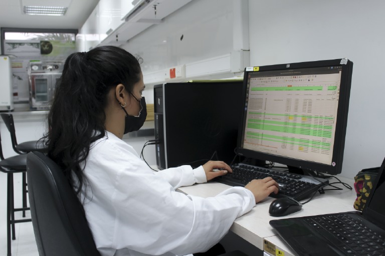 It is important for the School of Biology to show the facilities at the service of students and the university community. The photo was taken in the Organic and Biomolecular Chemistry Laboratory, it is a close-up of a student using a computer in the laboratory.