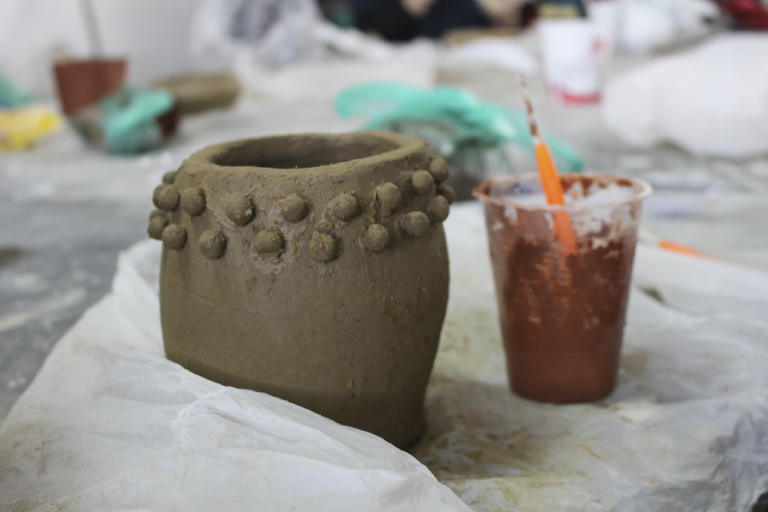It is important for the School of Industrial Design to show the facilities at the service of students and the university community. Photo taken at the School of Industrial Design, close-up of a clay pot.