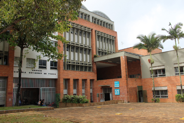 It is important for the School of Economics and Administration to know the facilities that are at the service of students and the university community. Photo taken at the School of Economics and Administration, general plan of the Virginia Gutiérrez de Pineda building, where you can see the written name.