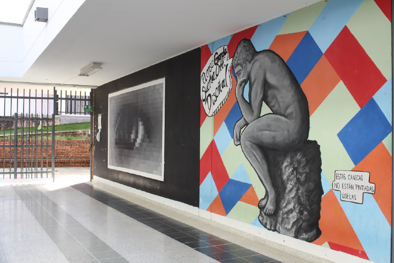 It is important for the School of Industrial Design to know the facilities that are at the service of students and the university community. Photo taken at the School of Industrial Design, general plan of the second floor of the school building where you can see two murals on the wall.
