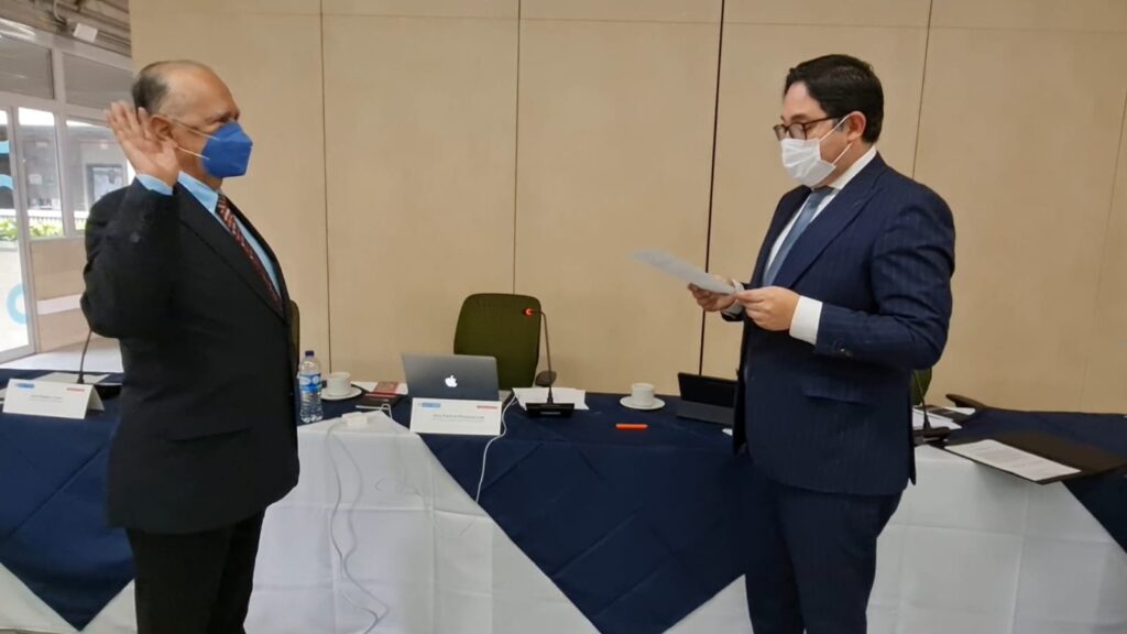 Image shows professor Luis Orlando Aguirre and Vice Minister of Higher Education, José Maximiliano Gómez during the taking of oath.