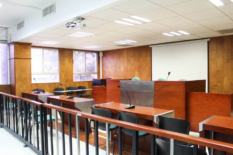 It is important for the School of Law and Political Science to show the facilities at the service of students and the university community. Photo of the school's courtroom, you can see the courtroom.