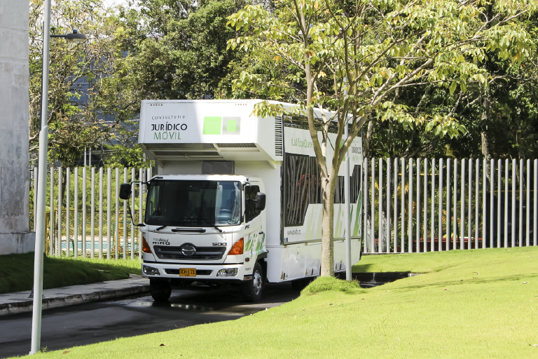 It is important for the School of Law and Political Science that they know the facilities that are at the service of students and the university community. Photo taken at the Guatiguará headquarters showing the truck of the school's Mobile Legal Clinic.