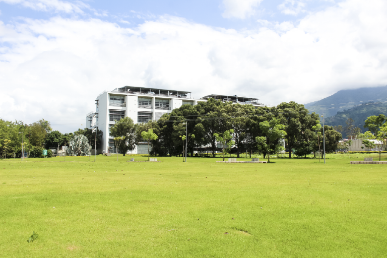 It is important for the School of Law and Political Science to show the facilities that are at the service of students and the university community. Photo taken at the Guatiguará campus, showing the open field and the main building in the center.