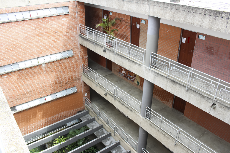 It is important for the School of Law and Political Science to show the facilities that are at the service of students and the university community. Photo taken at the school showing the internal part of the building of the School of Human Sciences.