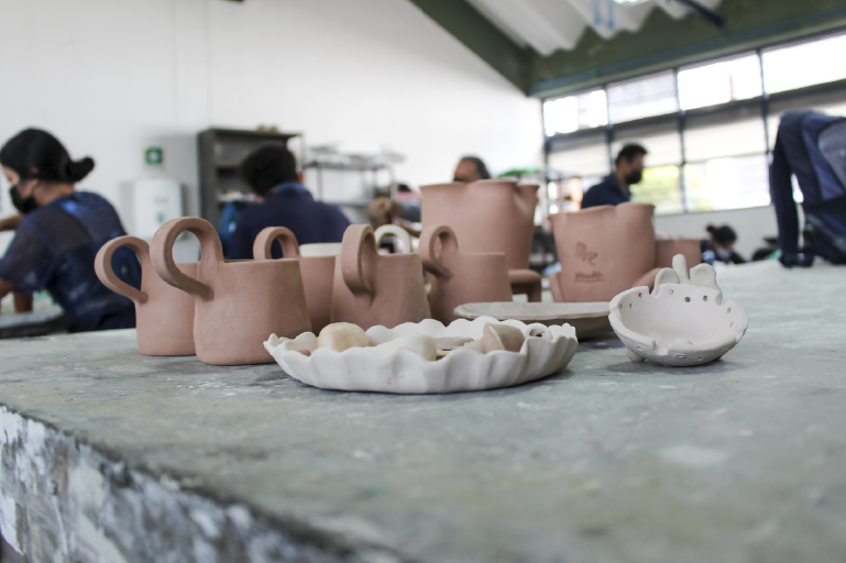 La Escuela de Diseño Industrial invita a que se conozca su Taller de Cerámica, el cual está a disposición de sus estudiantes y la comunidad educativa. Foto tomada en plano detalle de las piezas de cerámica elaboradas en el taller.