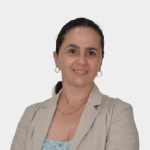 La Universidad Industrial de Santander presenta a Clara Isabel López Gualdrón, Representante de los directores de Escuela. Foto tomada en plano medio donde la representante aparece en la mitad.