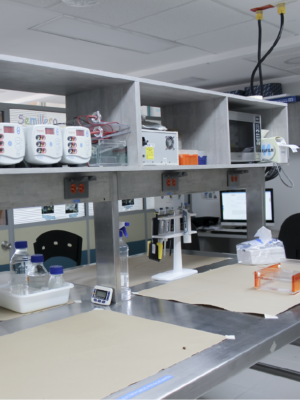It is important for the School of Biology to know the facilities that are at the service of students and the university community. The photo was taken at the School of Biology, it is a general plan where you can appreciate the working tools that the laboratory has.