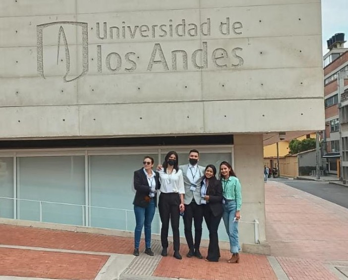 Integrantes del semillero SEDEP frente a instalaciones de la Universidad de los Andes, en Bogotá.