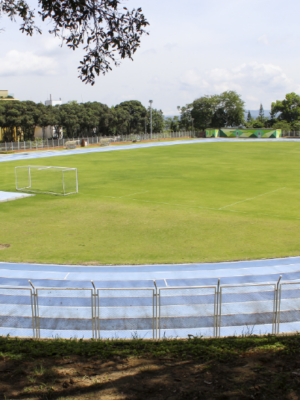 El Departamento de Deportes UIS invita a que se conozca su Estadio Primero de Marzo. Plano general del estadio donde aparece la cancha y la pista de atletismo.