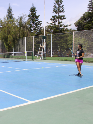 El Departamento de Deportes UIS invita a que se conozca sus Canchas de Tenis. Plano general del escenario deportivo donde aparecen dos estudiantes jugando tenis.