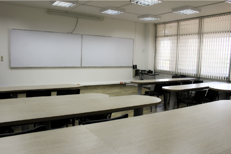 The School of Mathematics invites you to get to know its Carlos Lezama Conference Room, which is available to its students and the educational community. Photo taken at the School of Mathematics, general view of the room from the back.