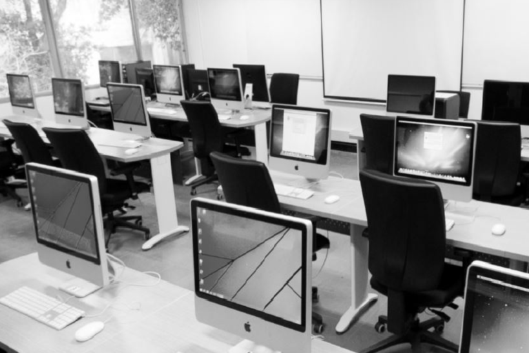 The School of Industrial Design invites you to visit the Freddy Gonzalez Computer Lab, which is at the disposal of its students and the educational community. Photo taken at the School of Industrial Design, in a general shot where the computers are shown.