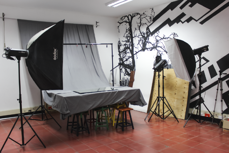 The School of Industrial Design invites you to get to know its Photography Laboratory, which is available to its students and the educational community. Photo taken in general shot where the photography equipment is shown.