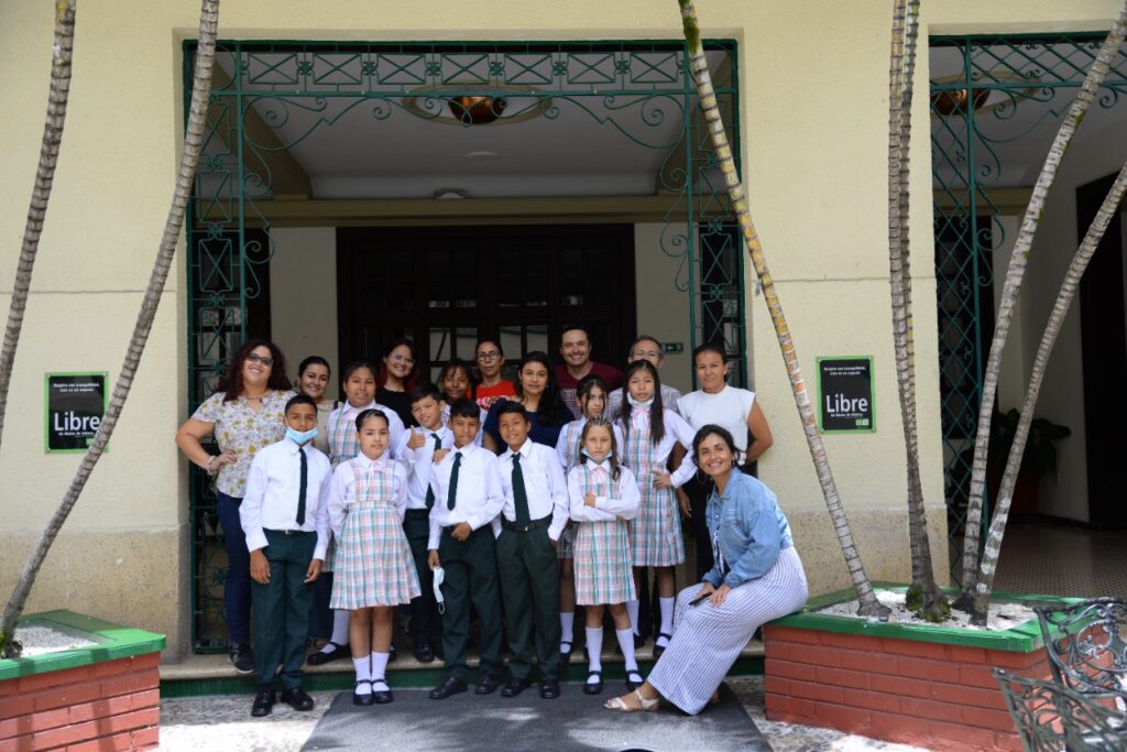 Estudiantes, madres de familia, profesoras y equipo Paidópolis del I.E Rural San Miguel del Tigre en el patio Español