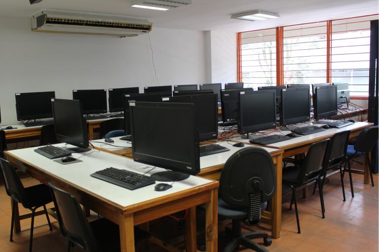 The School of Systems Engineering and Computer Science invites you to visit its José Alberto Villabona Sepúlveda Room, which is available to its students and the educational community. Photo taken at the School, general plan of the room where several desktop computers can be seen.