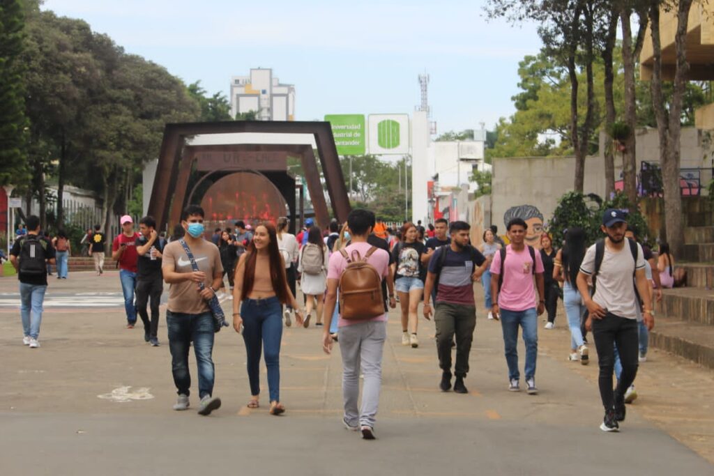 En la imagen, estudiantes UIS caminan por las instalaciones de la Universidad. 