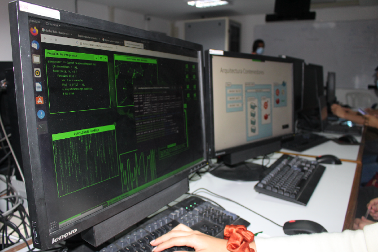 La Escuela de Ingeniería de Sistemas e Informática invita a que se conozca su Laboratorio de Redes y Telemática, el cual está a disposición de sus estudiantes y la comunidad educativa. Foto en primer plano de la pantalla de un computador donde aparecen datos en color verde.