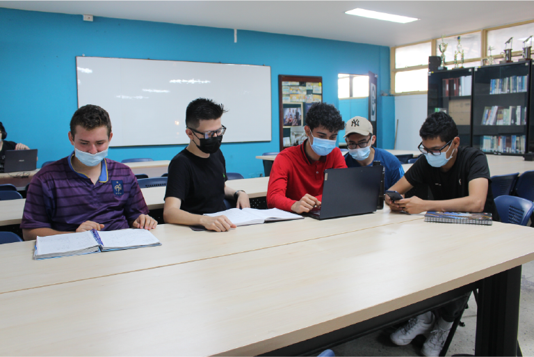 The School of Systems Engineering and Computer Science invites you to get to know its Center for the Study of Systems Engineering (CEIS), which is available to its students and the educational community. General shot showing a group of students working on a laptop computer.