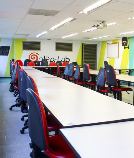 Photo taken at the School of Industrial and Business Studies, UIS, general shot of the Galea-Lab room where a long table with red chairs around it can be seen. It is important for the School of Industrial and Business Studies UIS to know the facilities at the service of students and the university community.