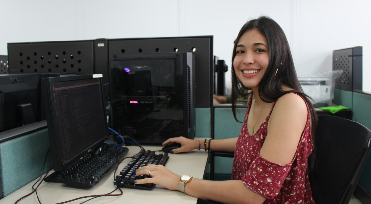 The School of Systems and Informatics Engineering presents to the educational community and the general public the extension services of its research group Biomedical Imaging, Vision and Learning Laboratory (BIVL2ab). Close-up photo of a student in front of a computer.