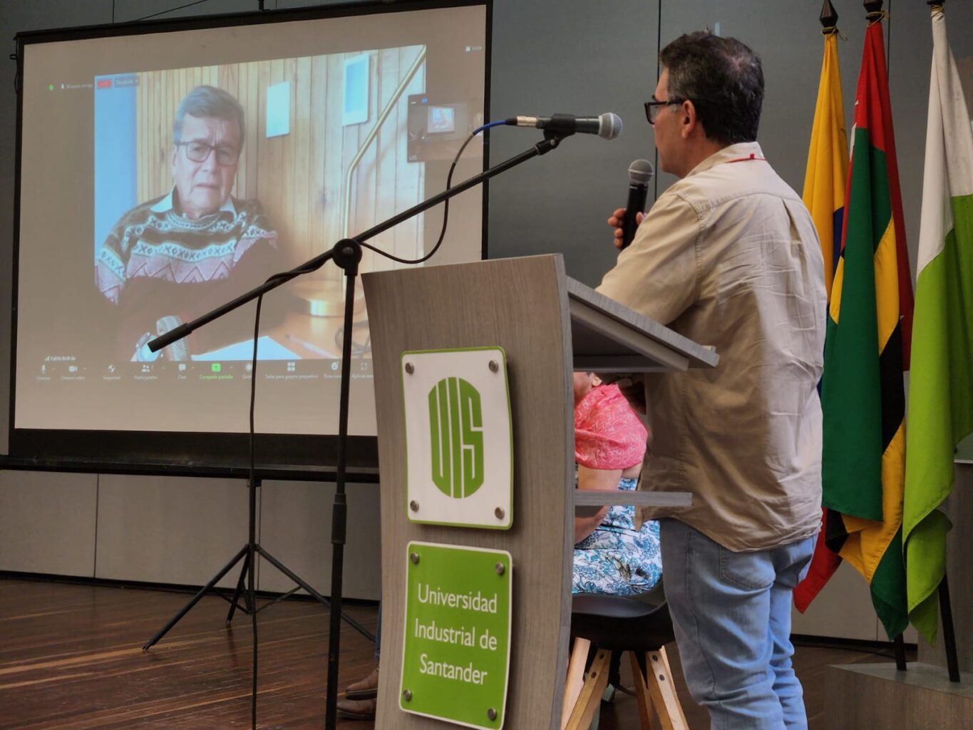 El profesor Gonzalo Patiño Benavides manifestando al jefe negociador del ELN, Pablo Beltrán, el deseo de la UIS de ser sede de la firma de un evental Acuerdo de Paz con el ELN 