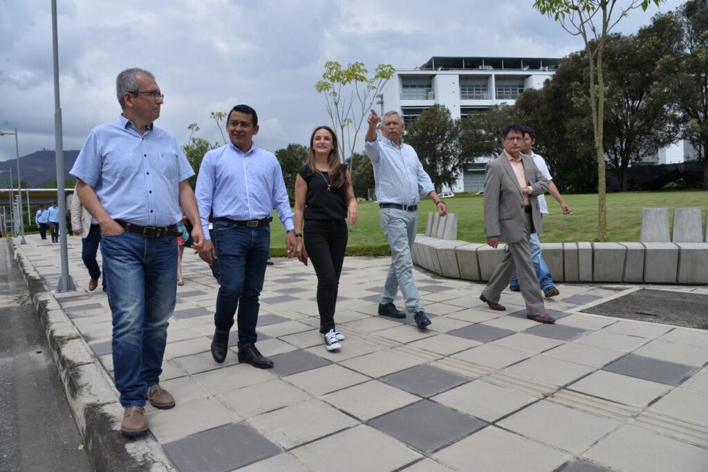 Durante la visita, recorrió las instalaciones de la sede UIS Guatiguará de la UIS, ubicado sobre el sobre el conocido Valle de Guatiguará en el municipio de Piedecuesta.