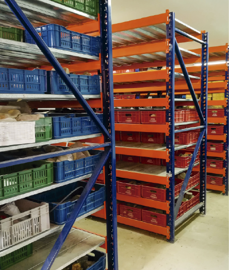 It is important for the School of Geology to know the facilities that are at the service of students and the university community. Photo taken of the Lithotheque, general plan where the shelves with storage baskets can be seen.