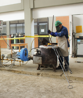 It is important for the School of Metallurgical Engineering and Materials Science to show the facilities at the service of students and the university community. Photo taken at the school showing a man melting a piece of metal.