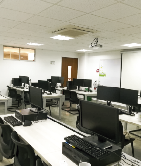 It is important for the School of Geology to show the facilities at the service of the students and the university community. Photo taken in the Computer Room, general plan showing the workstations, each with a desktop computer.