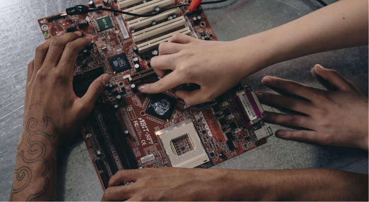 The School of Electrical, Electronics and Telecommunications Engineering presents to the educational community and the general public the extension services of its Electrical Energy Systems Group (GISEL). Photo taken from stock images, it is a close-up of hands on a connection system.