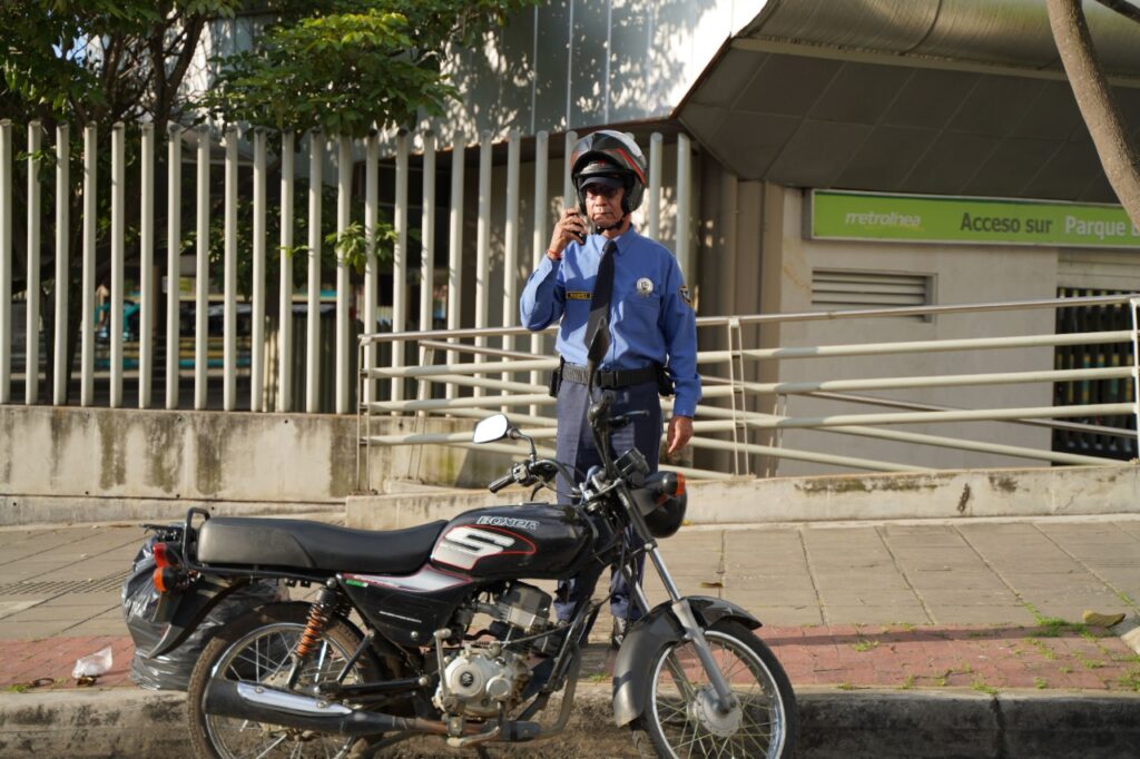 Guardia encargado de la seguridad del sector del campus principal.