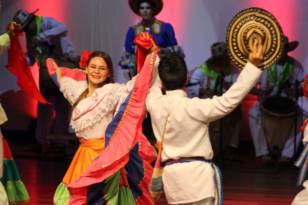 Imagen que muestra a bailarines del  Grupo de Danza Cacique.