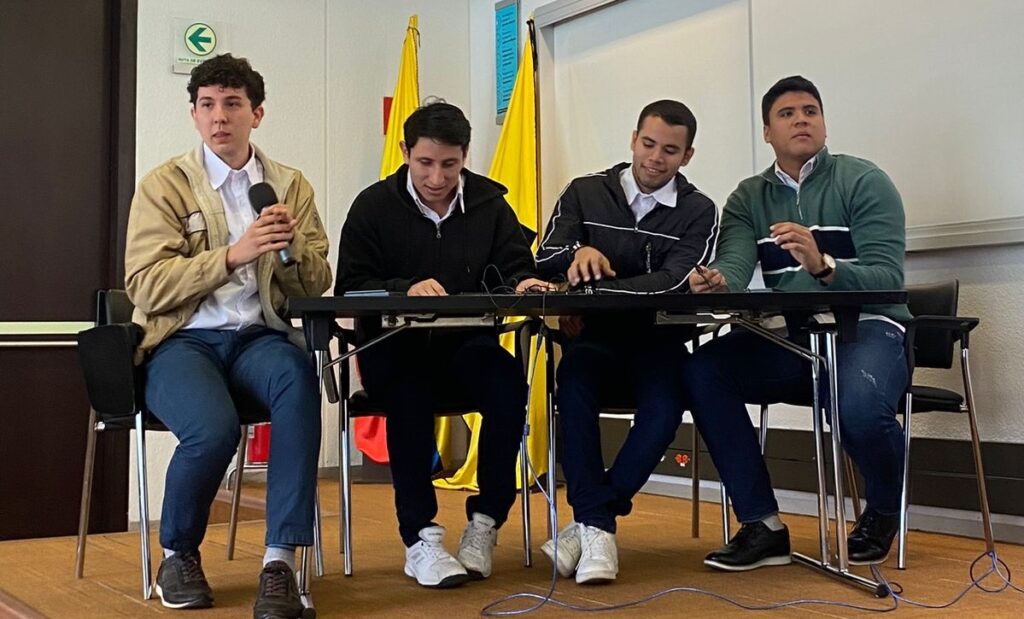 En la fotografía aparecen Marlon Cely, Daniel Pinto, Otto Chacone y Sergio Alvarado, estudiantes UIS que participaron en el  PetroBowl.