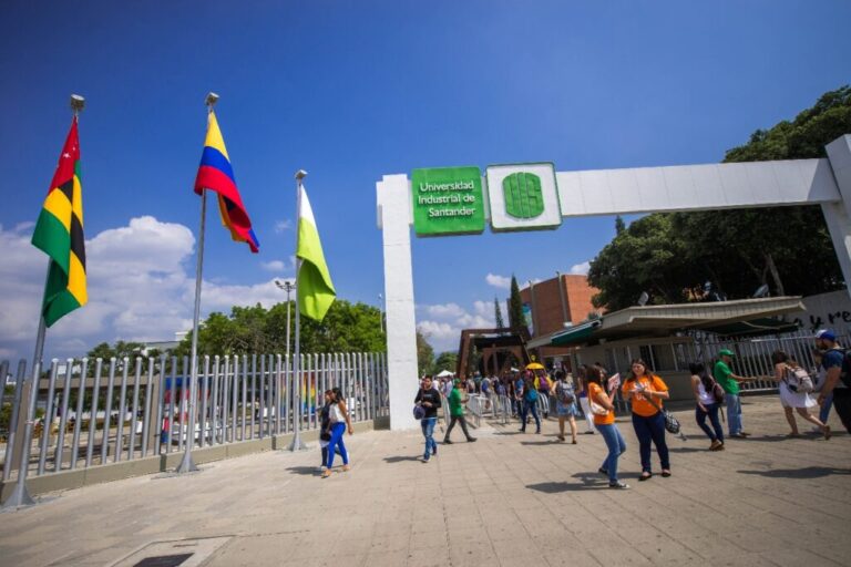 Fotografía de la entrada principal del Campus Central UIS