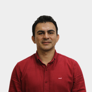 Foto tomada en primer plano donde aparece Eduardo Aldemar Caballero Plata situado en el centro.