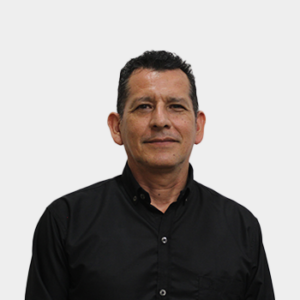 Foto tomada en primer plano donde aparece José Luis Quintero Villamizar situado en el centro.