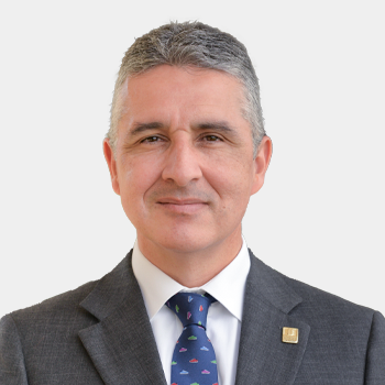 Fotografía en primer plano donde el administrativo Santiaog Ramirez aparece en el centro.