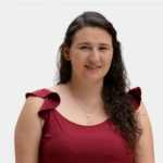 La Universidad Industrial de Santander presenta a Clara Isabel López Gualdrón, Representante de los directores de Escuela. Foto tomada en plano medio donde la representante aparece en la mitad.