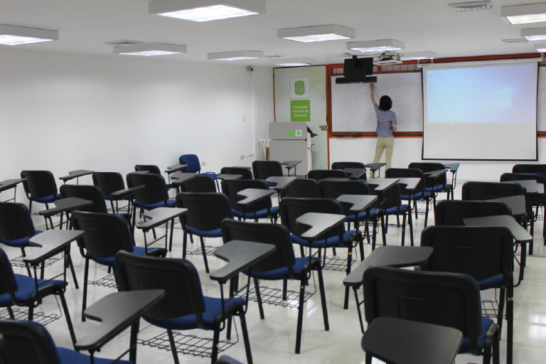 The School of Industrial and Business Studies invites you to get to know its Conference Room EISI, which is available to its students and the educational community. Photo taken at the School, in a general shot of the room where you can see several chairs in front of the board.