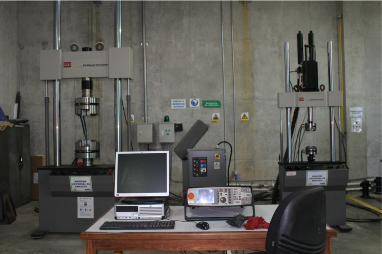 The School of Civil Engineering invites you to get to know its Strength of Materials Laboratory, which is at the disposal of its students and the educational community. Photo taken at the School, close-up of a desktop computer with the laboratory machines in the background.
