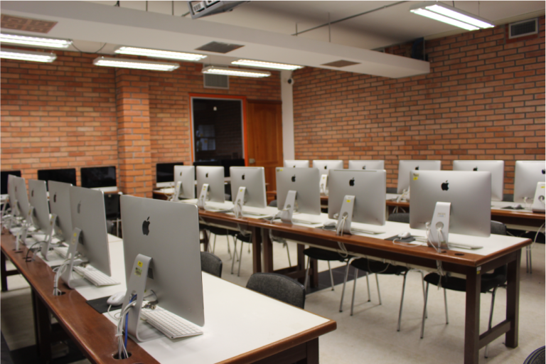 The School of Civil Engineering invites you to get to know its Geomatics Laboratory, which is at the disposal of its students and the educational community. Photo taken at the School, in a general shot of the room where you can see several desktop computers in a row.