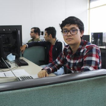 The School of Physics presents its research groups to the educational community and the general public. Photo taken at the School of Systems Engineering, close-up of one of the students working on a computer.