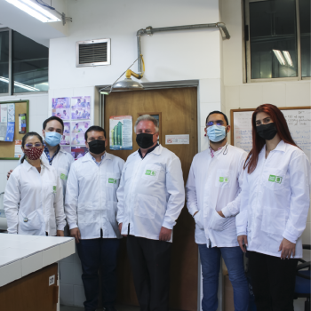 Foto tomada en la Escuela de Química, la cual pone al servicio de la comunidad universitaria instalaciones y equipos necesarios para su desarrollo.