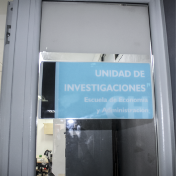 The School of Economics and Administration presents its research groups to the educational community and the general public. Photo taken at the School of Economics and Administration, close-up of the office door with the name of the research unit written in the center.