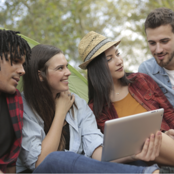 The SEA seeks to promote self-care in the students of the Universidad Industrial de Santander and prevent health risks. Photo taken from stock images showing four people together looking at a Tablet.