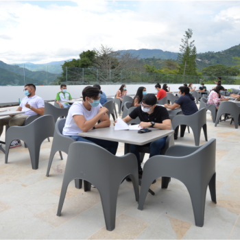 The SEA seeks to develop skills in members of the UIS community through its Mentoring Program. Photo provided by the SEA showing several students gathered on one of the terraces of the university, studying in groups of two at different tables.