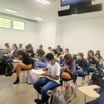 El SEA presenta su Programa de Fortalecimiento Pedagógico Cognitivo. Foto suministrada por el SEA donde aparecen varios estudiantes en un salón de clases.