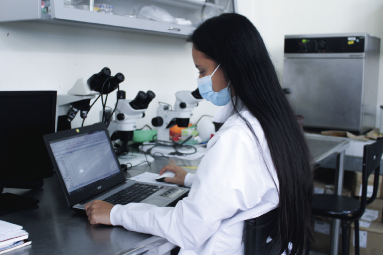 The School of Biology invites you to get to know its Reproductive Biology Laboratory, which is available to its students and the educational community. Photo taken at the School of Biology, in a general shot showing one of the students working on a laptop computer, in the background you can see some microscopes of the laboratory.